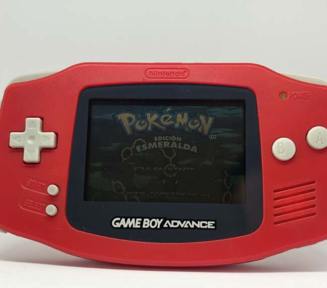 Game Boy Advance + Pokémon Esmeralda
